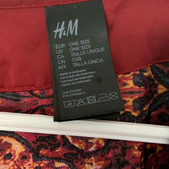 H&M flowy top layer - Picture 2 of 4